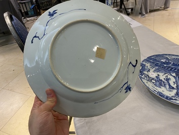 Une paire de plats en porcelaine de Chine en bleu et blanc &agrave; d&eacute;cor d'une sc&egrave;ne du 'Xi Xiang Ji', Yongzheng