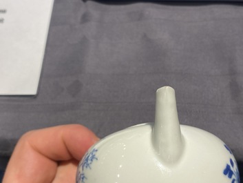 Une petite th&eacute;i&egrave;re en porcelaine de Chine en bleu et blanc, 19&egrave;me