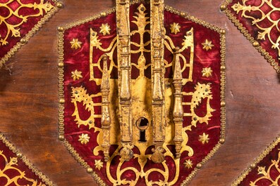 Een Spaans notelaren 'bargue&ntilde;o' kabinet met rode velours en bronsbeslag, 17e eeuw