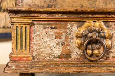 Een polychrome houten koffer met gebombeerd deksel, Itali&euml;, 2e helft 16e eeuw