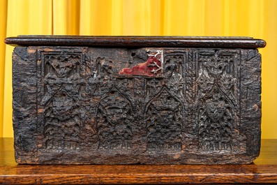 Een gotisch eikenhouten kistje met wapenschilden, 15e eeuw