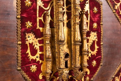 Een Spaans notelaren 'bargue&ntilde;o' kabinet met rode velours en bronsbeslag, 17e eeuw