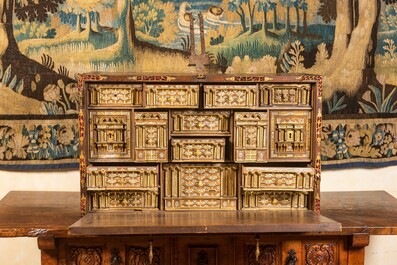 Cabinet de type 'bargue&ntilde;o' en noyer aux montures en bronze et velours, Espagne, 17&egrave;me