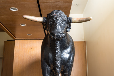 Een groot beschilderd houten model van een stier, begin 20e eeuw