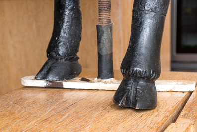 Grand mod&egrave;le d'un taureau en bois sculpt&eacute; &agrave; patine noire, d&eacute;but du 20&egrave;me