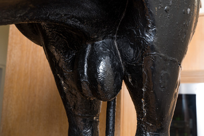 Grand mod&egrave;le d'un taureau en bois sculpt&eacute; &agrave; patine noire, d&eacute;but du 20&egrave;me