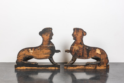 Une paire de mod&egrave;les de sphinx en bois dor&eacute;, France ou Italie, 18&egrave;me