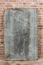 Une plaque publicitaire en zinc moul&eacute; et peint pour le magasin de 'Singer' machines &agrave; coudre &agrave; Nice, France, d&eacute;but du 20&egrave;me