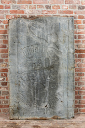 Une plaque publicitaire en zinc moul&eacute; et peint pour le magasin de 'Singer' machines &agrave; coudre &agrave; Nice, France, d&eacute;but du 20&egrave;me