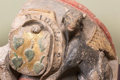 Une paire de culots en pierre calcaire sculpt&eacute;e, dor&eacute;e et polychrom&eacute;e aux armes de 'Salazar', Bourgogne, France, fin du 15&egrave;me