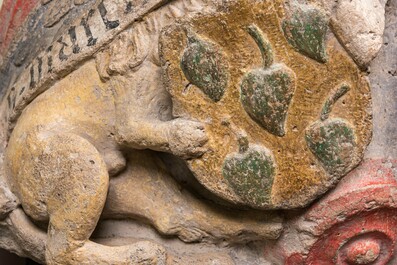 Une paire de culots en pierre calcaire sculpt&eacute;e, dor&eacute;e et polychrom&eacute;e aux armes de 'Salazar', Bourgogne, France, fin du 15&egrave;me