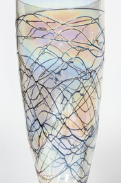 Une paire de grands vases d&eacute;coratifs en verre iris&eacute;, 20&egrave;me