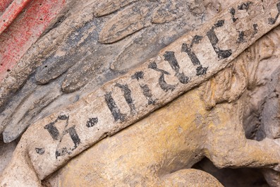 Une paire de culots en pierre calcaire sculpt&eacute;e, dor&eacute;e et polychrom&eacute;e aux armes de 'Salazar', Bourgogne, France, fin du 15&egrave;me