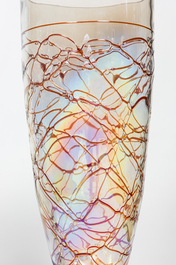 Une paire de grands vases d&eacute;coratifs en verre iris&eacute;, 20&egrave;me