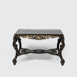 Une table d'appoint &agrave; d&eacute;cor de chinoiserie en bois noirci et dor&eacute; dans le style de Gabriel Viardot, France, ca. 1900