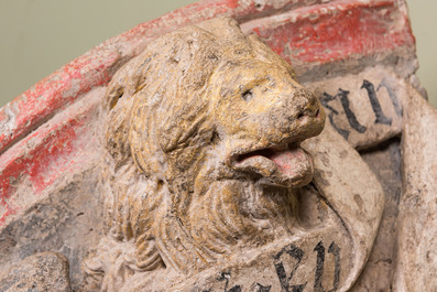 Une paire de culots en pierre calcaire sculpt&eacute;e, dor&eacute;e et polychrom&eacute;e aux armes de 'Salazar', Bourgogne, France, fin du 15&egrave;me