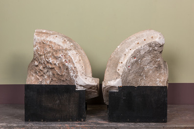 Une paire de culots en pierre calcaire sculpt&eacute;e, dor&eacute;e et polychrom&eacute;e aux armes de 'Salazar', Bourgogne, France, fin du 15&egrave;me