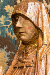 Twee grote Vlaamse polychrome en vergulde notelaren sculpturen van Maria Magdalena en Johannes de Doper, Brabant, eind 15e eeuw