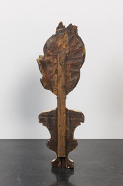 Een verguld en beschilderd houten ornament in de vorm van een brandende toorts, 18e eeuw