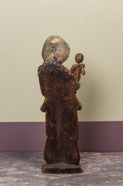 Een Duitse polychrome en vergulde notelaren sculptuur van een Madonna met Kind, Midden-Rijngebied, 2e helft 15e eeuw