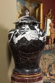 Paire de grands vases couverts en marbre 'Grand Antique' en noir et blanc, probablement Italie, 19/20&egrave;me