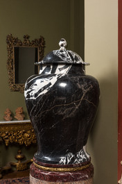 Een paar grote zwart-witte 'Grand Antique' marmeren dekselvazen, wellicht Itali&euml;, 19/20e eeuw