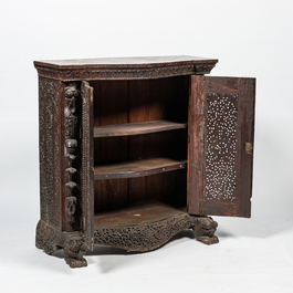 Een Engels-Indische koloniale houten opengewerkte tweedeurskast, 19e eeuw