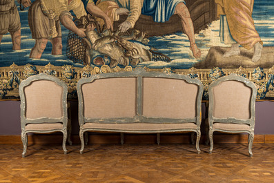 Een sofa en twee fauteuils in beschilderd hout met linnen bekleding, 18/19e eeuw