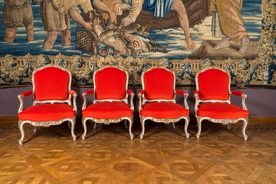 Een sofa en vier fauteuils in deels verguld hout met rode fluwelen bekleding, 18/19e eeuw