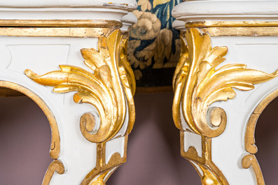 Paire de tables consoles en bois peint et dor&eacute; &agrave; d&eacute;cor de rocailles et une jardini&egrave;re, France, 19/20&egrave;me