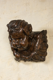 Een grote houten gevleugelde engelenkop, 17e eeuw