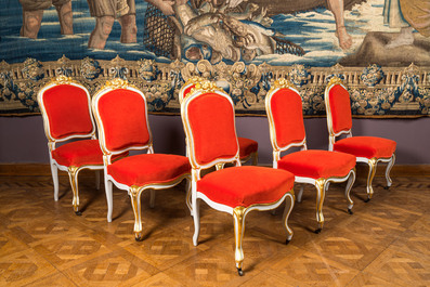 Six chaises de salon en bois partiellement dor&eacute; tapiss&eacute;es de velours rouge, 18/19&egrave;me