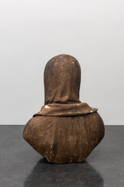 Een bruin gepatineerde houten buste van een vrouwelijke heilige, 18e eeuw