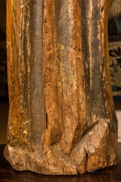 Twee grote Vlaamse polychrome en vergulde notelaren sculpturen van Maria Magdalena en Johannes de Doper, Brabant, eind 15e eeuw