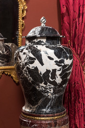 Paire de grands vases couverts en marbre 'Grand Antique' en noir et blanc, probablement Italie, 19/20&egrave;me