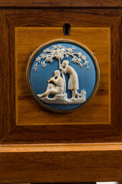 Een Franse houten marqueterie tafelvitrine met Wedgwood plaquettes, 2e helft 19e eeuw