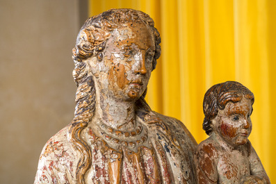 Vierge &agrave; l&rsquo;Enfant en bois sculpt&eacute; et polychrom&eacute;, Flandres, 17&egrave;me