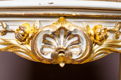 Tr&egrave;s belle table en bois partiellement dor&eacute; avec le dessus en marbre, Italie, 18/19&egrave;me