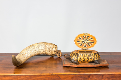 Een gegraveerde hoornen poederhoorn en een met divers hout ingelegde schildpaddoos, 19e en 20e eeuw