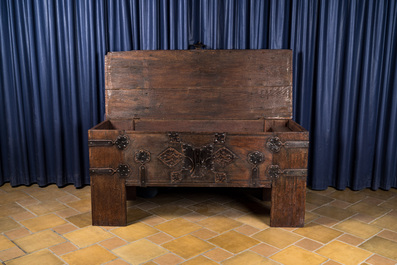 Un grand coffre allemand de type 'Stollentruhe' en bois aux montures en fer et en cuivre, Westphalie, 17&egrave;me
