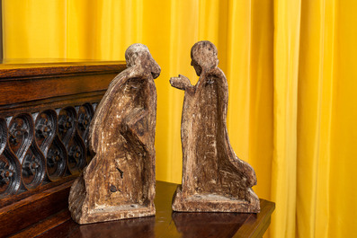 Een paar houten figuren van biddende heiligen, 19e eeuw of vroeger