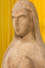 Een grote Franse granieten sculptuur van een vrouwelijke heilige met mirre, Bretagne, 16e eeuw
