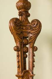 Een grote fraai gesculpteerde houten sokkel, wellicht Frankrijk, 18/19e eeuw