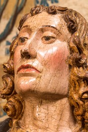 Twee grote Vlaamse polychrome en vergulde notelaren sculpturen van Maria Magdalena en Johannes de Doper, Brabant, eind 15e eeuw