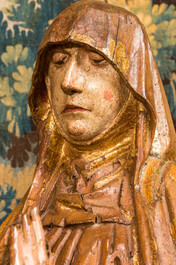 Twee grote Vlaamse polychrome en vergulde notelaren sculpturen van Maria Magdalena en Johannes de Doper, Brabant, eind 15e eeuw