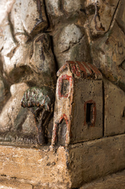 Grand relief de J&eacute;rusalem en bois sculpt&eacute; et polychrom&eacute; sur une console au putto ail&eacute;, 19&egrave;me