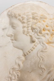 M&eacute;daillon ovale en marbre sculpt&eacute; au portrait d'une femme noble en buste, 17/18&egrave;me