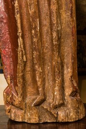 Twee grote Vlaamse polychrome en vergulde notelaren sculpturen van Maria Magdalena en Johannes de Doper, Brabant, eind 15e eeuw