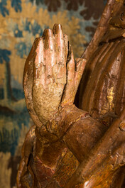 Twee grote Vlaamse polychrome en vergulde notelaren sculpturen van Maria Magdalena en Johannes de Doper, Brabant, eind 15e eeuw