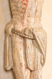 Grand Christ en bois sculpt&eacute; et polychrom&eacute;, probablement France, 15&egrave;me